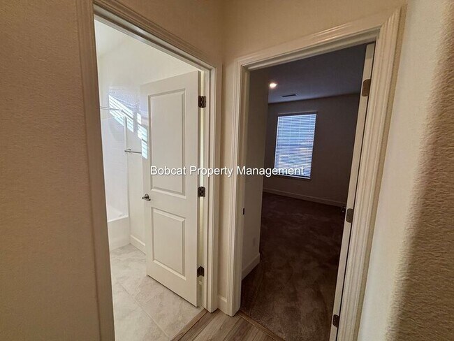 Building Photo - 925 Nelle Dr