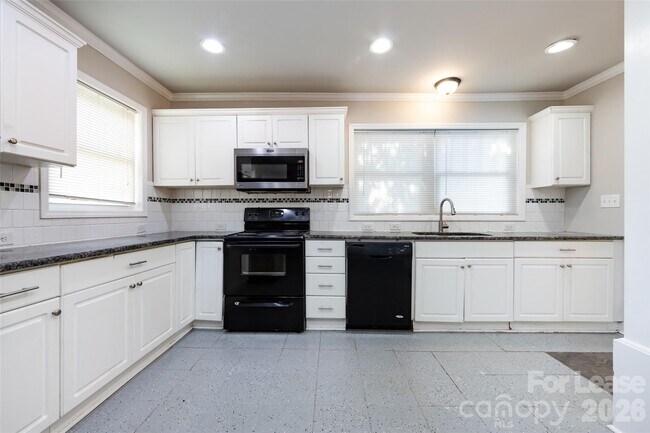 Building Photo - 1225 Kennon St