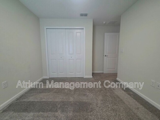 Building Photo - 327 Macarthur St