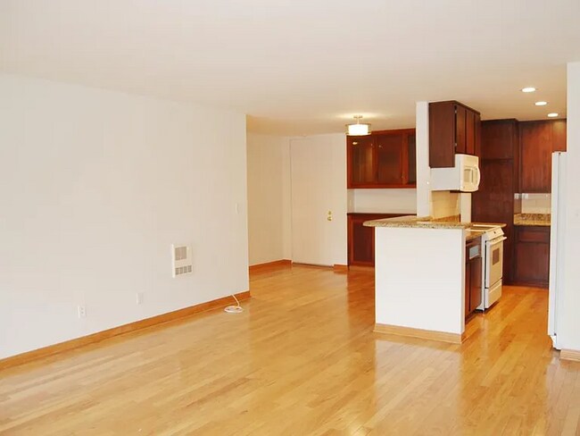 Building Photo - 6526 Ocean Crest Dr