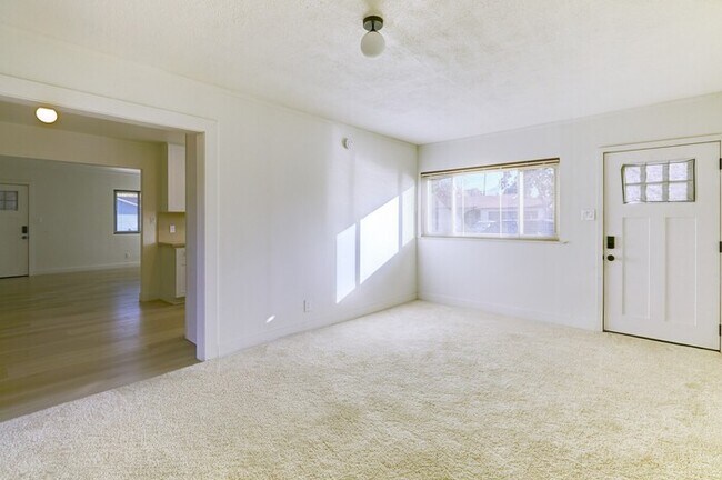 Building Photo - Modern 3 Bedroom Pool Home in Hemet