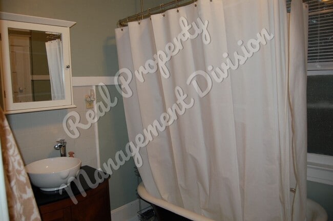 Building Photo - 3 Bed / 1.5 Bath Home | Huge Yard | Screened Front Porch | 2-Car Garage