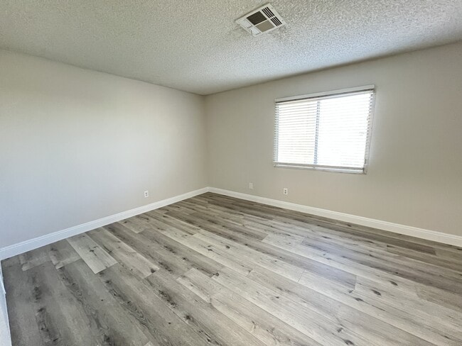 Building Photo - 1009 Willow Tree Dr