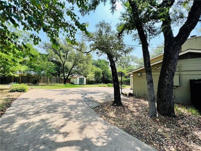 Building Photo - 4004 Hyridge Dr