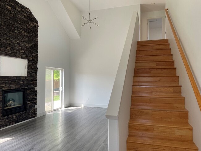 Building Photo - Now renting 3 bedroom 2.5 bathrooms.