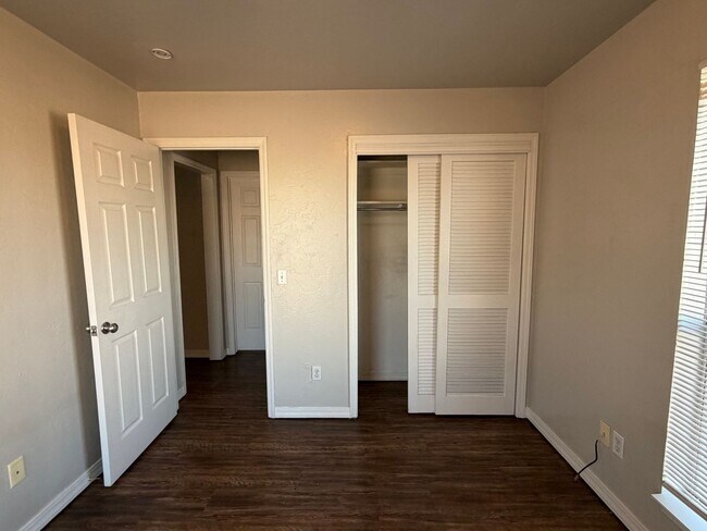 Building Photo - 3 bedroom 1.5 bath townhome - Bethany Schools