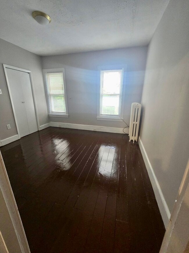 Building Photo - 3 Bedroom