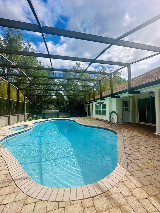 Building Photo - 2120 Lakebreeze Way