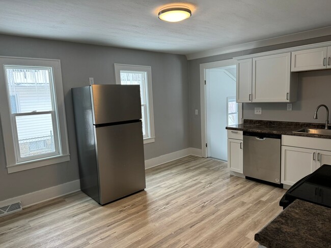 Building Photo - 3 Bedroom with a Possible 4th Bay City Ren...