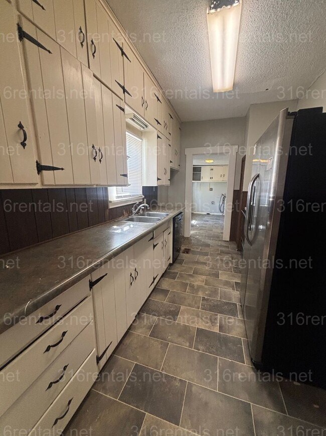 Building Photo - Three bedroom one bath freshly painted house available NOW!