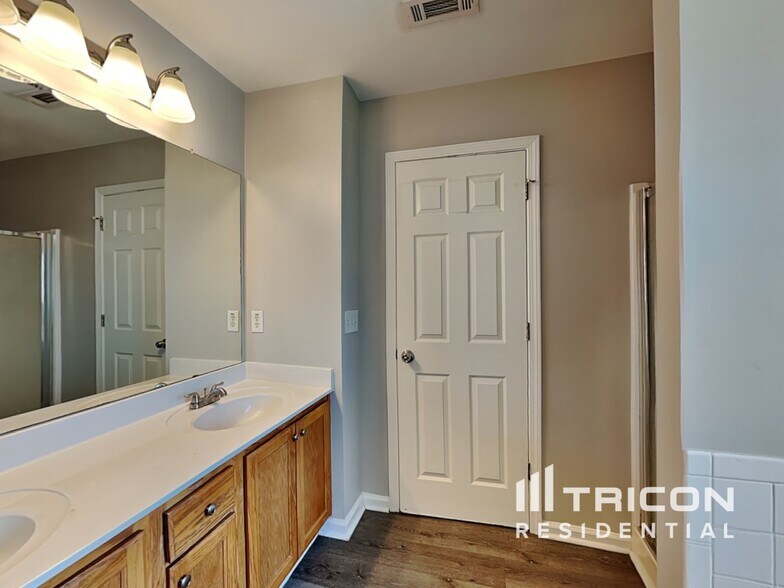 Building Photo - 606 Brookwater Dr