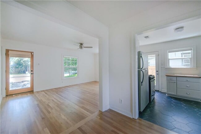 Building Photo - 906 E 53rd St