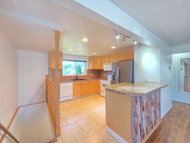 Building Photo - 5621 N Hemlock St