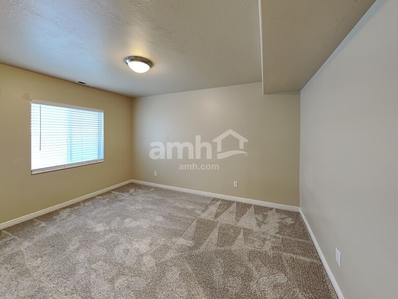 Building Photo - 2313 E 1450 S