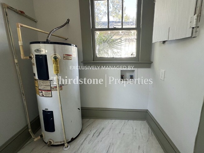 Building Photo - 2030 Redwing St