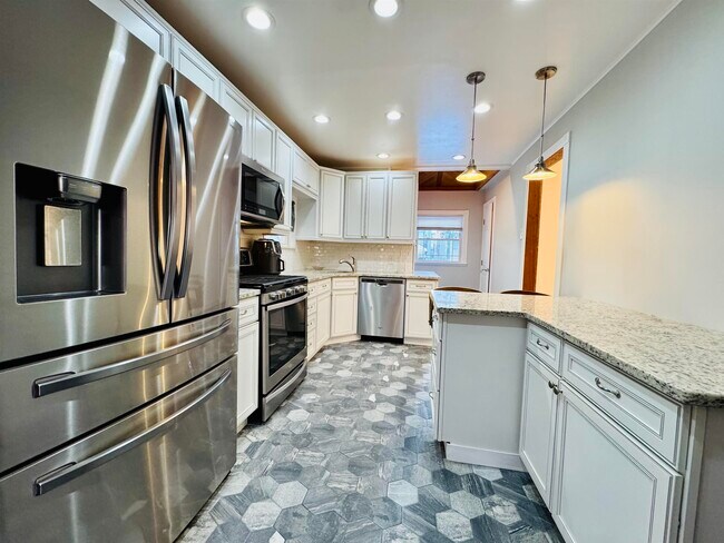 Building Photo - 16 W 51st St