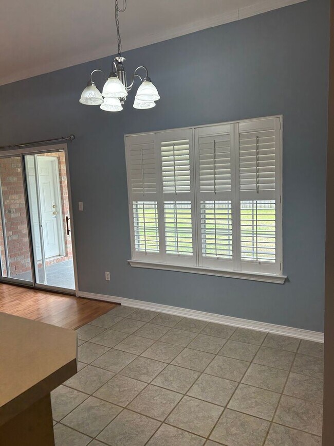 Building Photo - 4BR/3BA with privacy fenced backyard