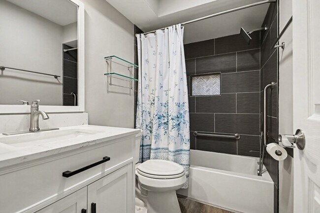 Building Photo - 5195 Castaway Ln