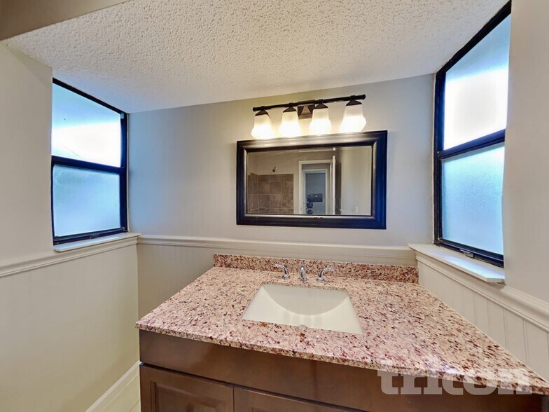 Building Photo - 6101 37th Ave W