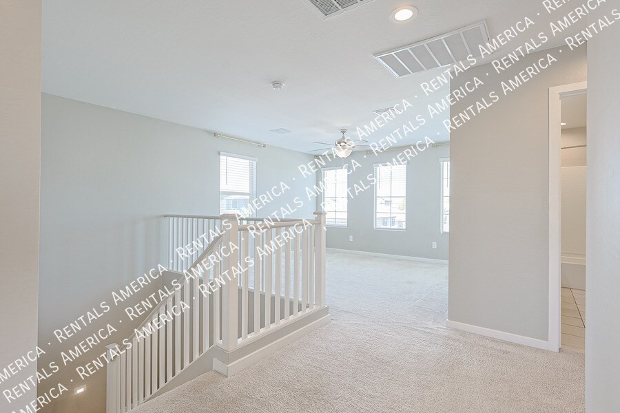 Building Photo - 15713 W Woodlands Ave
