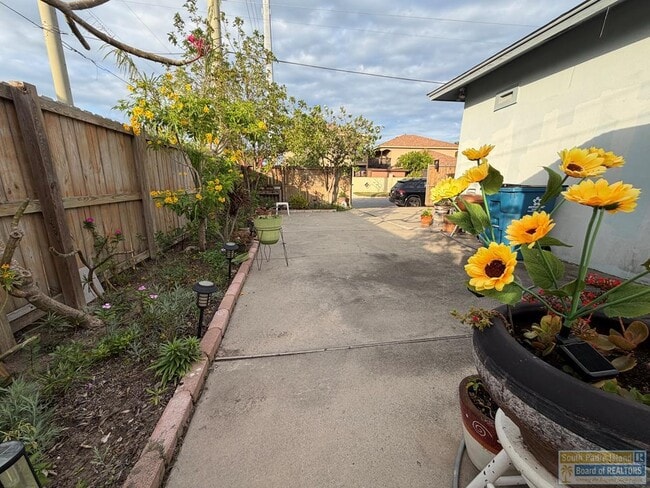 Building Photo - 121 E Madison St