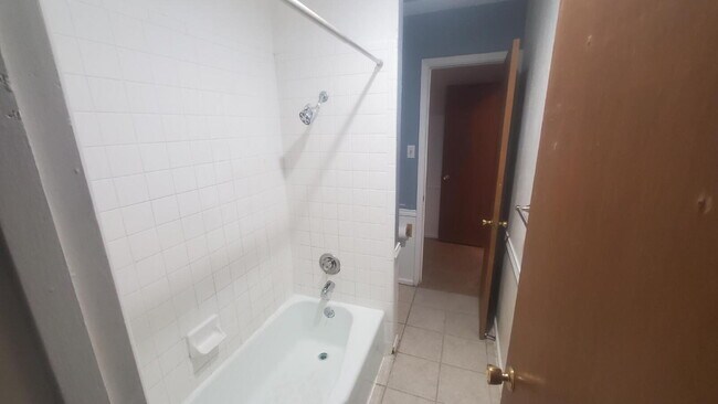 Building Photo - Centrally Located/ Convenient to Major Tho...