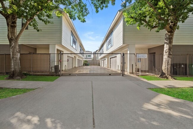 Building Photo - Contemporary Townhome Steps from Downtown/...