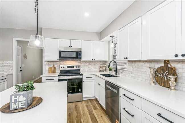 Building Photo - Beautifully Updated Home on nearly ½ Acre! Available for Rent or Rent to Own! Move in Special 1/2...
