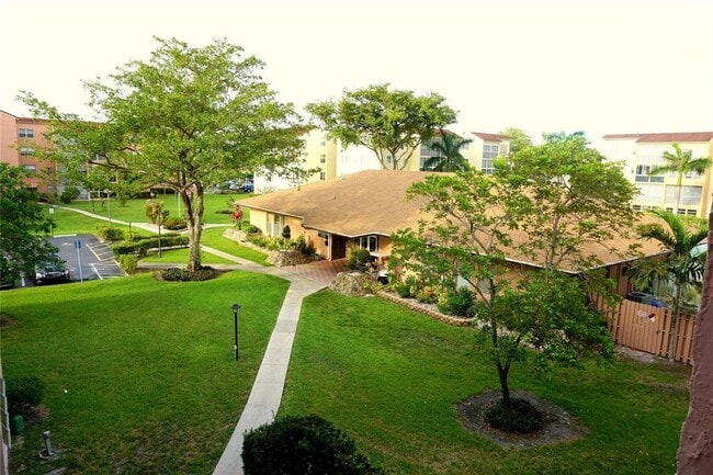 Building Photo - 2851 Somerset Dr