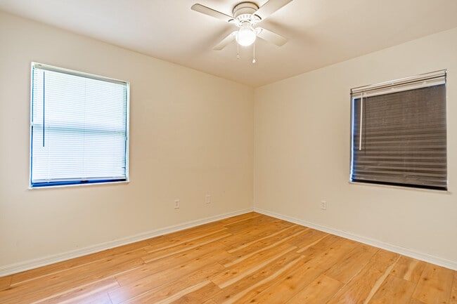 Building Photo - 607 SW Lucero Dr