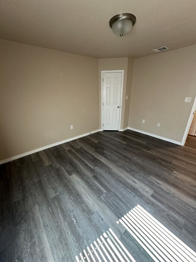 Building Photo - 3BD/2BA