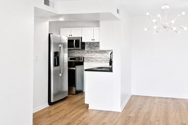 Building Photo - 9682 Fontainebleau Blvd