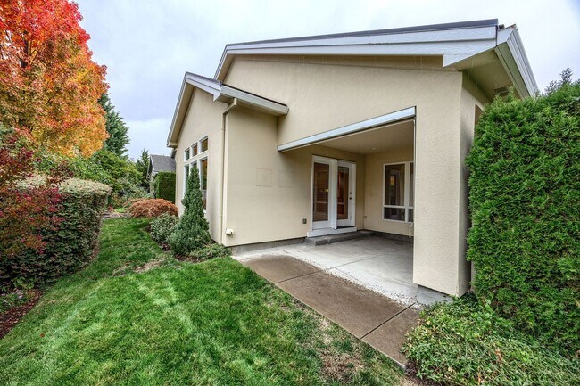 Building Photo - Alder Creek Estates Home available**Gated Community**Minutes from Rogue Regional Medical Center o...