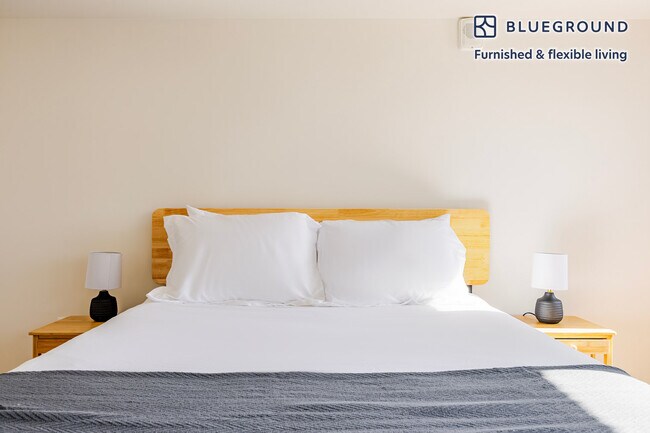 Building Photo - 654 N Virgil Ave