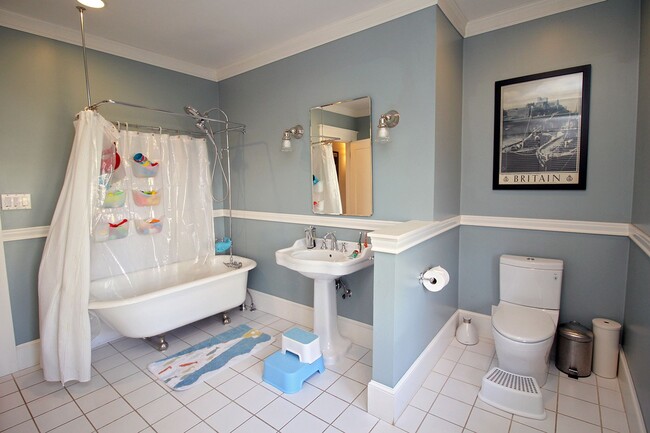 Building Photo - 2343 NE 21st Ave