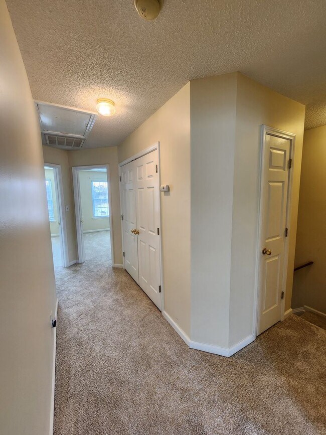 Building Photo - Comfortable 3BD, 2.5BA North Raleigh Townhome with HOA Amenities