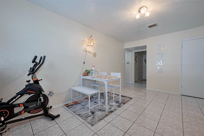 Building Photo - 12223 Sharpview Dr