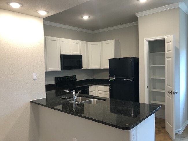 Building Photo - Town home for rent