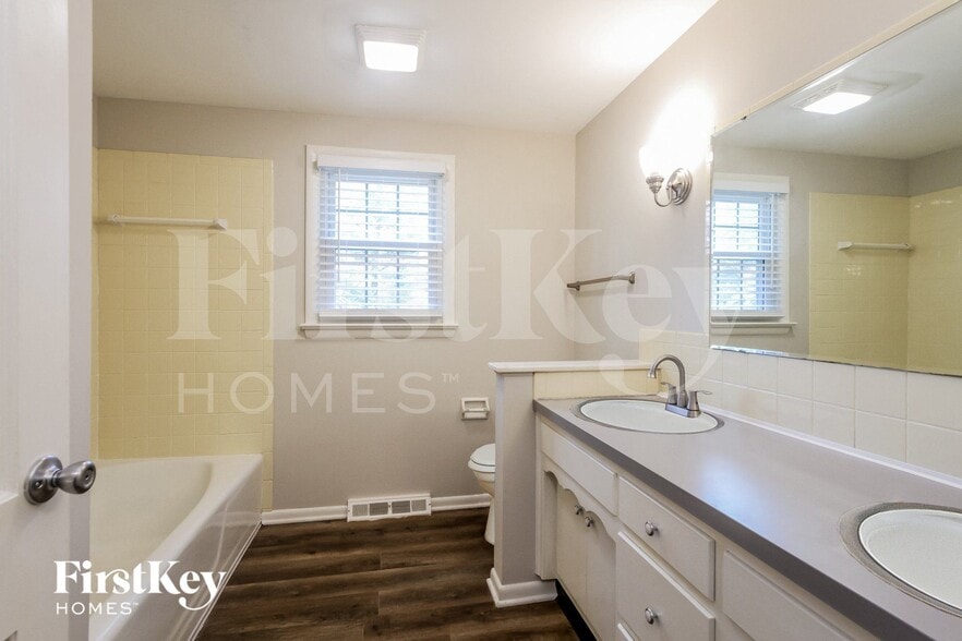 Building Photo - 640 Ashford Dr