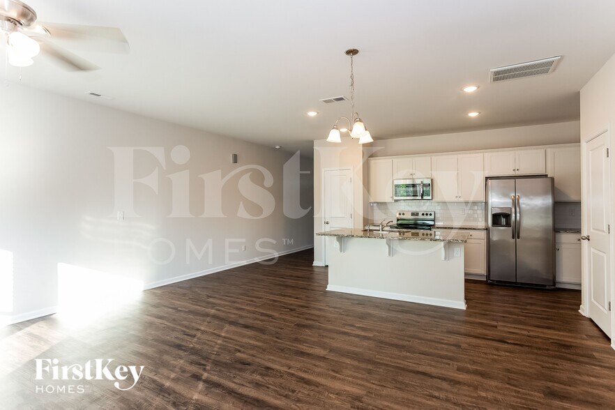 Building Photo - 10755 Rivergate Dr NW