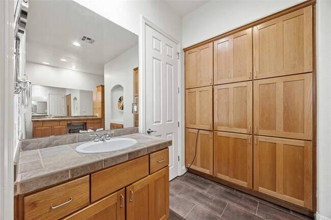 Building Photo - 18500 Lakehead Cir