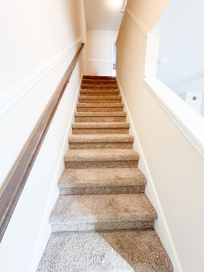 Building Photo - 2 Bedroom 1.5 Bath Townhome