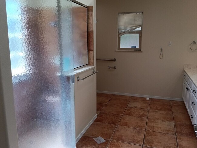 Building Photo - 3 Bedroom, 2 Bathroom Home! Schedule a Sho...