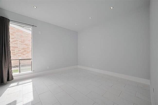 Building Photo - 1014 Fleetwood Pl Dr