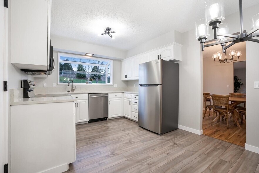 Building Photo - 13665 Sw Parkway