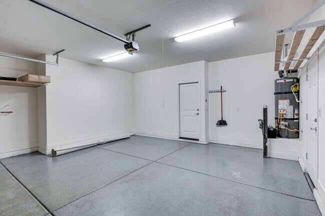 Building Photo - Absolutely Amazing Home in the Southwest! Check it out today!