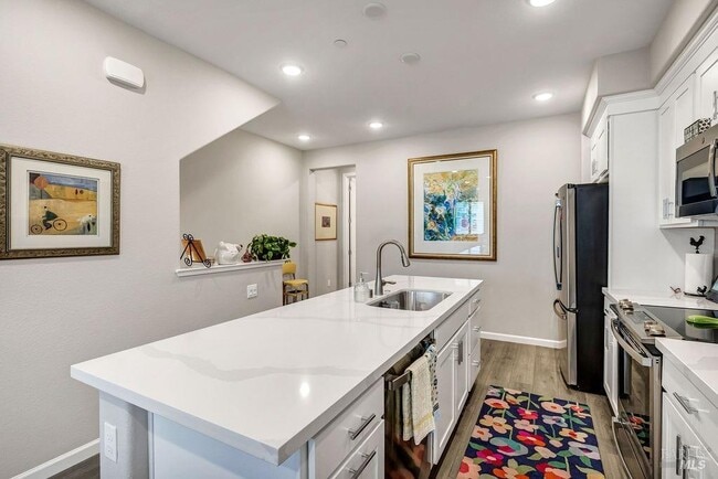 Building Photo - 327 Pear Tree Ln