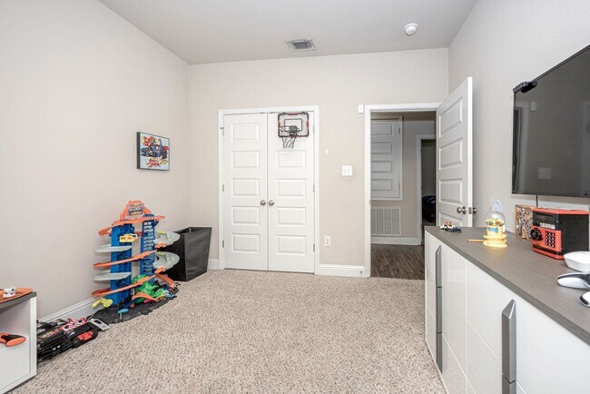 Building Photo - Beautiful 4 Bedroom 3 Bath Home!