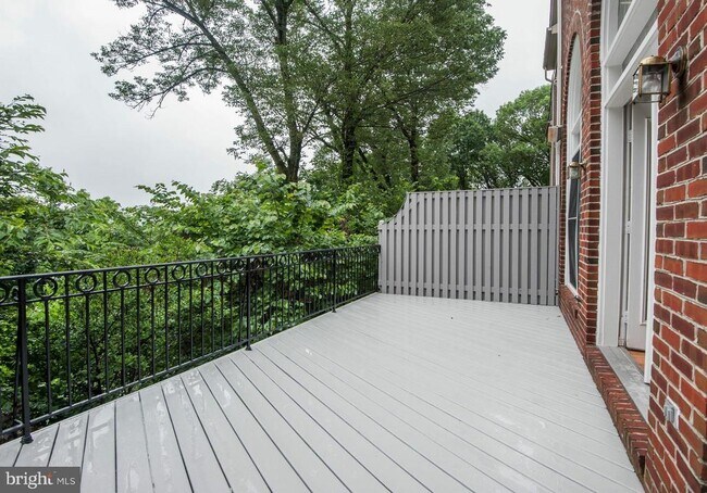 Building Photo - 2217 N Oak Ct