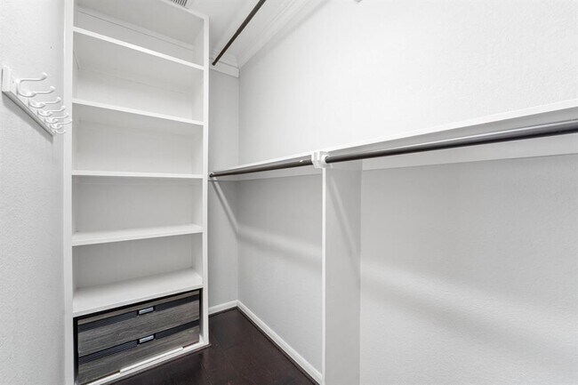Building Photo - 16746 Highland Country Dr